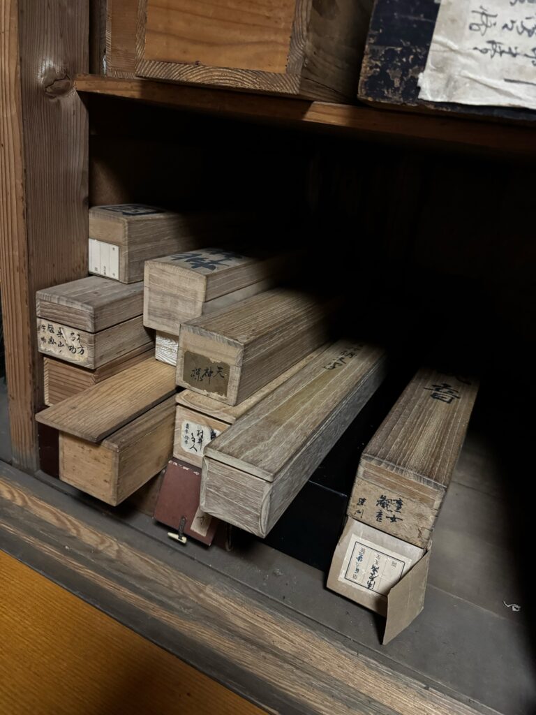 富山県富山市の実家の押入れに保管されていた掛軸の箱
