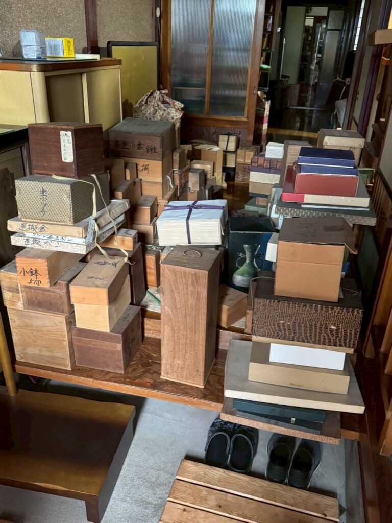 金沢市で買取した、木箱に収められた大量の茶道具