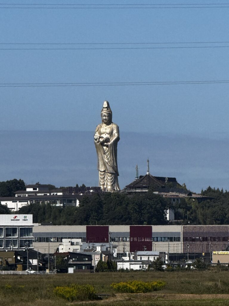 石川県の観音像と周辺の街並み